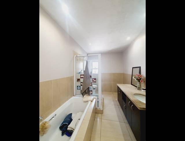 3 BEDROOM APARTMENT FOR SALE IN OAKLANDS
